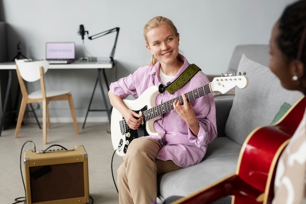 Foto gratuita donne ravvicinate che suonano la chitarra