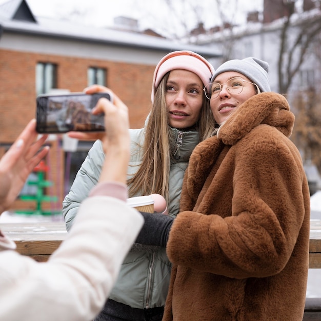 Крупным планом женщины позируют снаружи