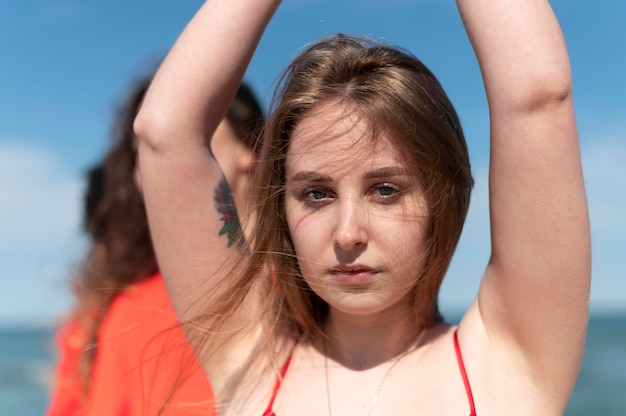 Free photo close up women at seaside