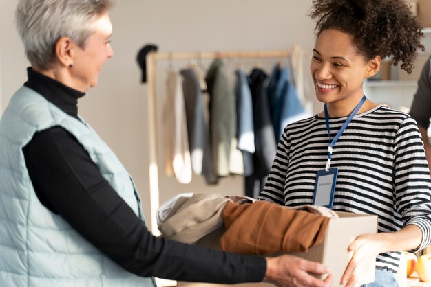 服の寄付で女性をクローズアップ