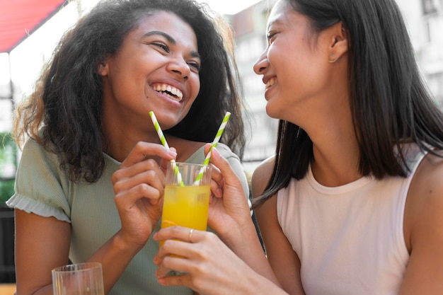 飲み物で女性をクローズアップ