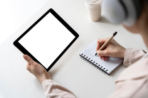 Free photo close up worker holding tablet