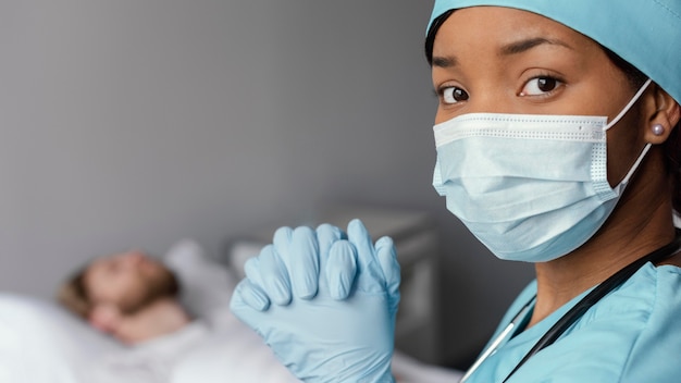 Free photo close up worried woman with face mask