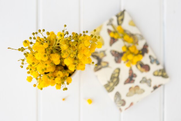 ぼやけた背景と黄色の花のクローズアップ