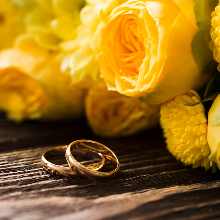 Free Photo close-up yellow roses with engagement rings
