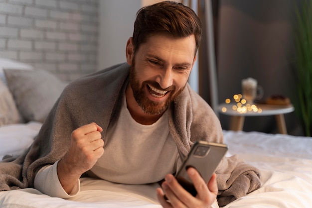 Foto gratuita primo piano su un giovane adulto che si gode il comfort di casa