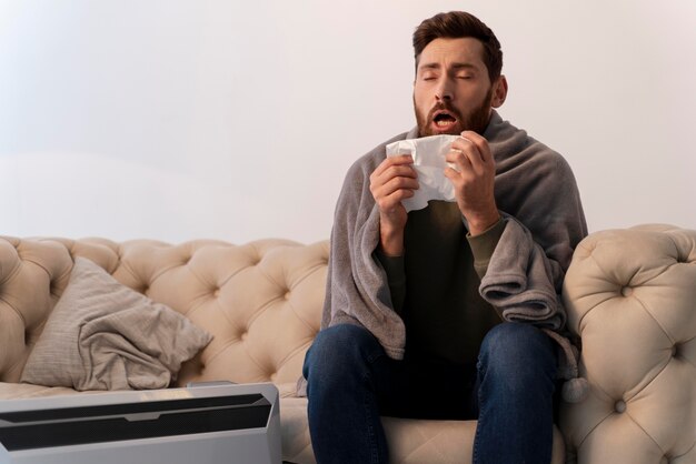 Foto gratuita primo piano su un giovane adulto malato a casa