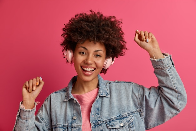 Free photo close up on young attractive and charismatic woman isolated