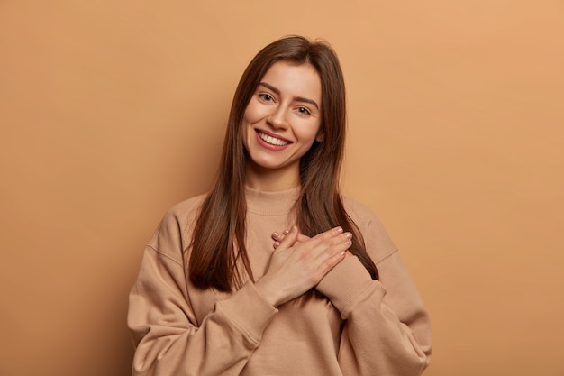 Free photo close up on young attractive and charismatic woman isolated