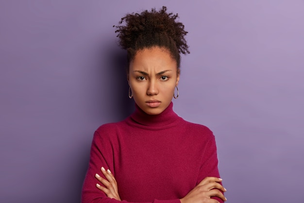 Free photo close up on young attractive and charismatic woman isolated