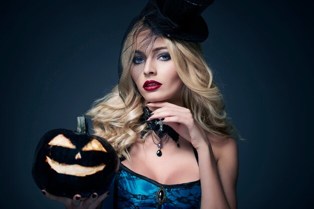 Крупным планом молодая красивая женщина, одетая на Хэллоуин