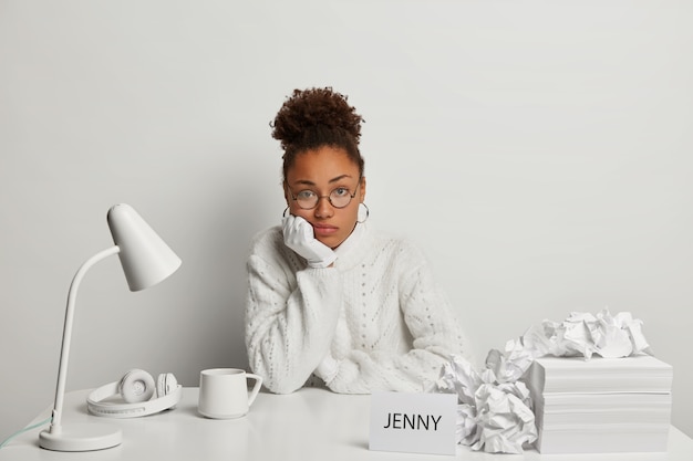 Free photo close up on young beautiful woman at her desk