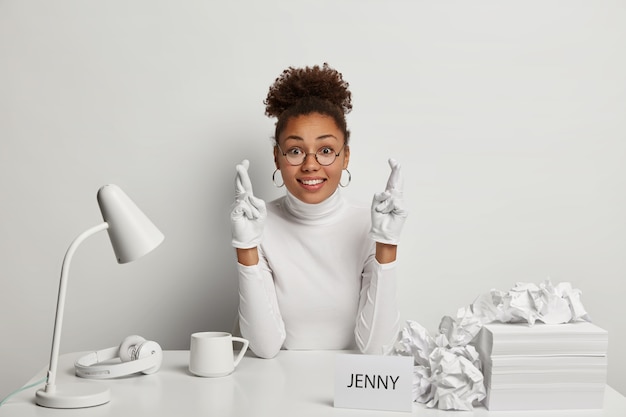 Free photo close up on young beautiful woman at her desk