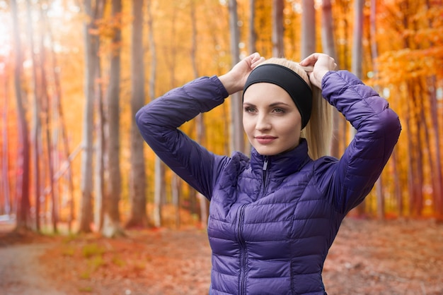 Free photo close up on young beautiful woman jogging