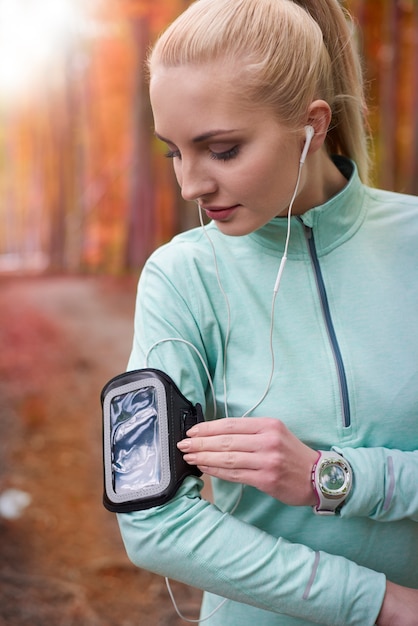 Free photo close up on young beautiful woman jogging