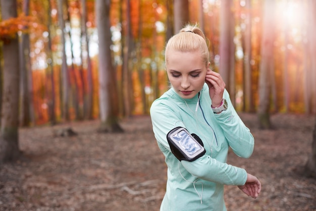 Free photo close up on young beautiful woman jogging