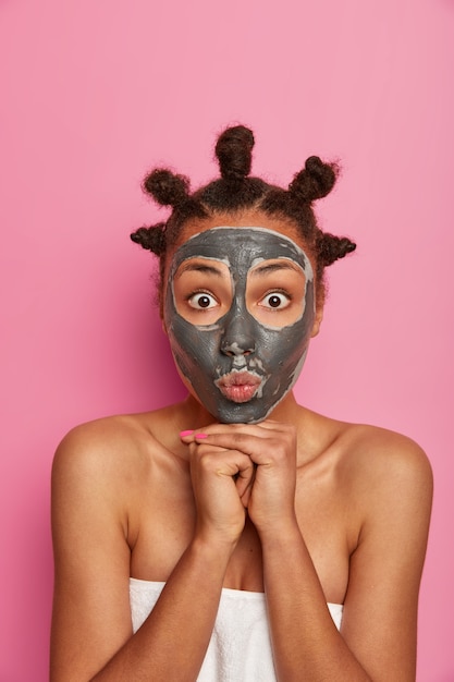 Foto gratuita primo piano su giovane bella donna con maschera facciale