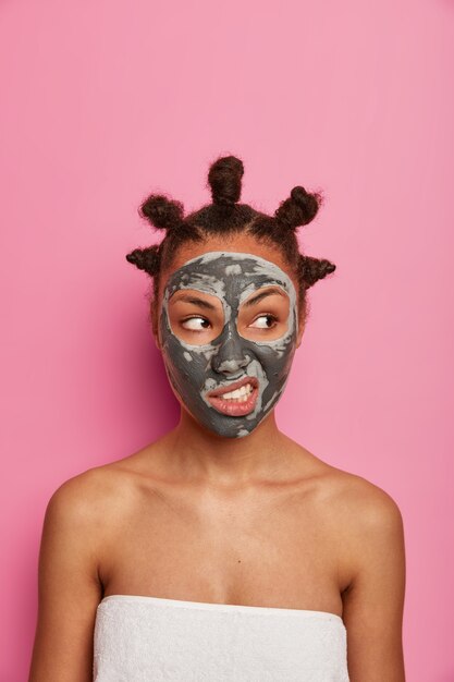 Free photo close up on young beautiful woman with facial mask