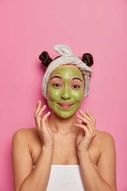 Free photo close up on young beautiful woman with facial mask