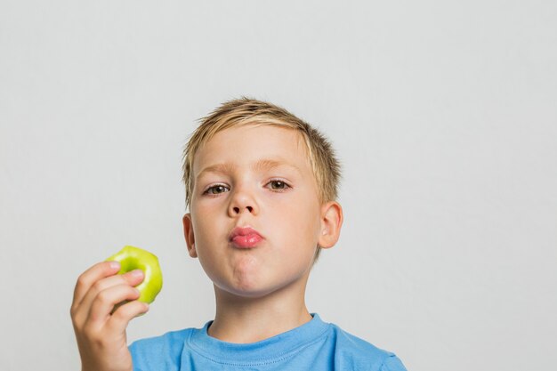 Макро молодой мальчик с яблоком