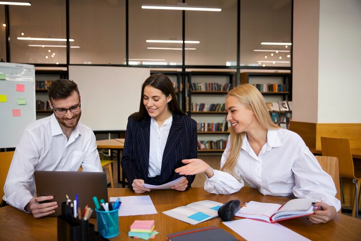 Free Photo close up on young business person doing internship