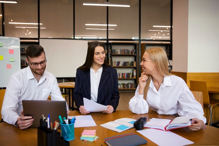 Free Photo close up on young business person doing internship