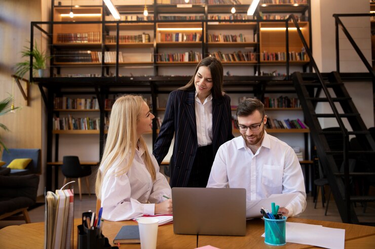 Free Photo close up on young business person doing internship