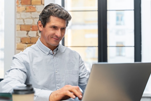 Free photo close up on young businessman