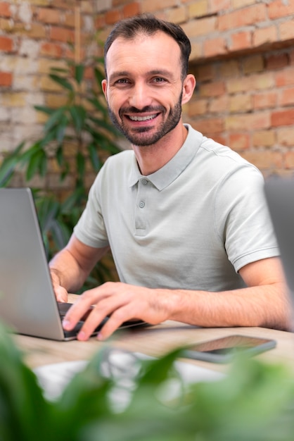 Free photo close up on young businessman