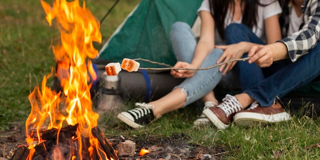 Free photo close-up young couple enjoying bonfire