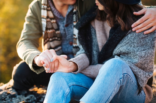 Free photo close-up young couple holding hands