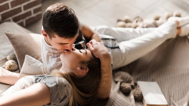 Крупный план молодой пары целоваться друг с другом