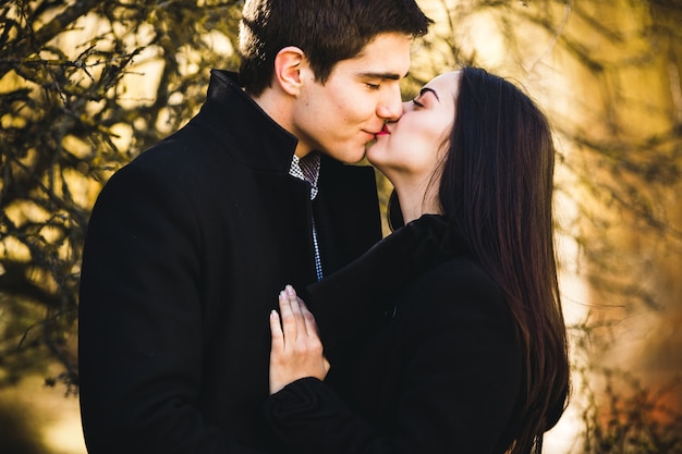 Крупным планом молодой пары, поцелуи в парке