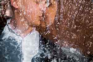 Foto gratuita primo piano di giovane coppia baciare