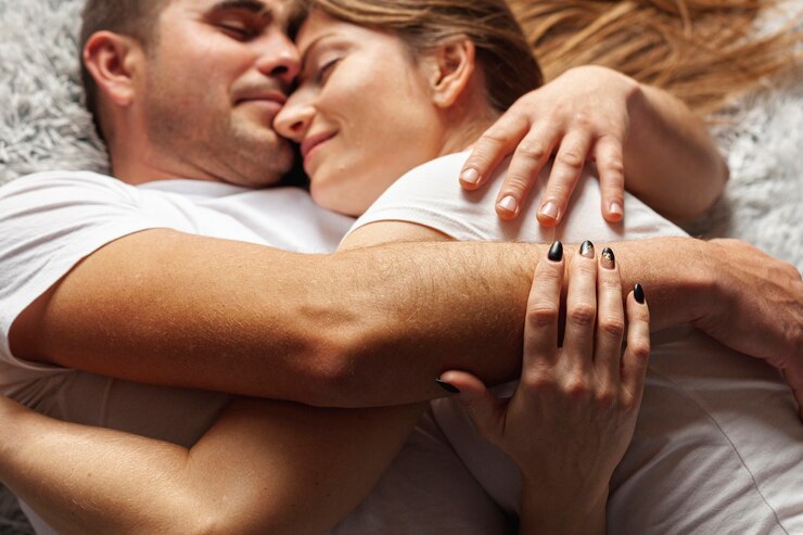 Free Photo close-up young couple sleeping together