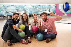 Foto gratuita primo piano su giovani amici che godono di bowling