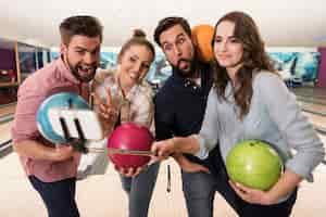 Foto gratuita primo piano su giovani amici che godono di bowling