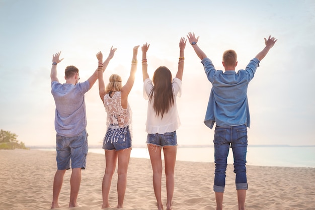 Крупным планом молодые друзья веселятся на пляже