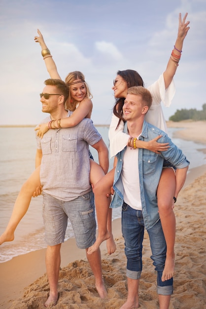 Foto gratuita primo piano su giovani amici che si divertono sulla spiaggia