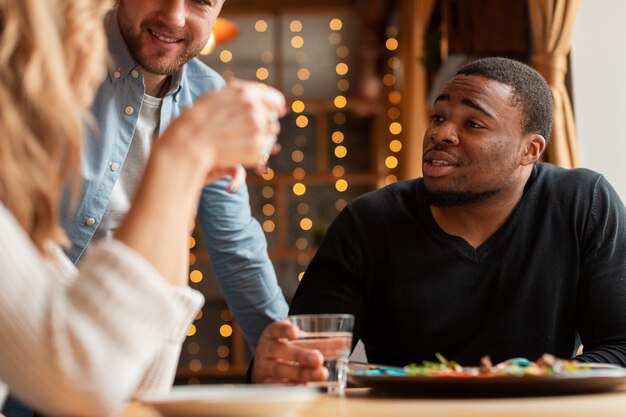 Foto gratuita giovani amici del primo piano al ristorante