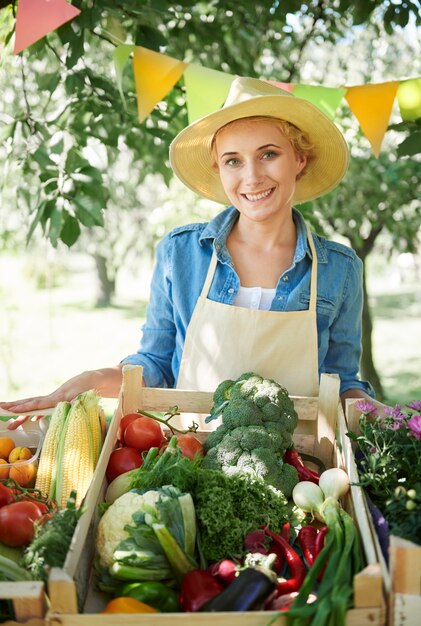 Крупным планом на молодой садовник, продающий товары