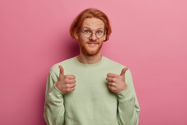 Free photo close up on young ginger handsome man