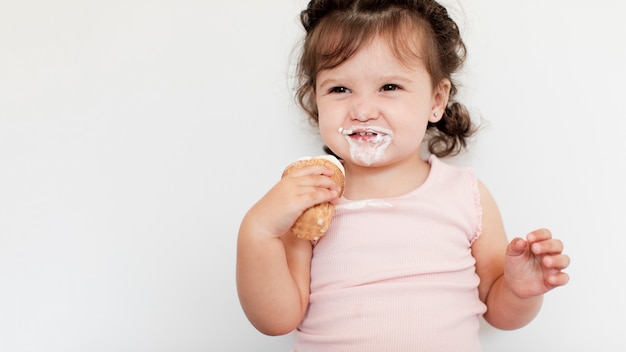 アイスクリームを食べる若い女の子をクローズアップ