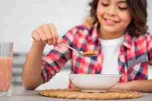 Free photo close-up young girl having breakfast at home