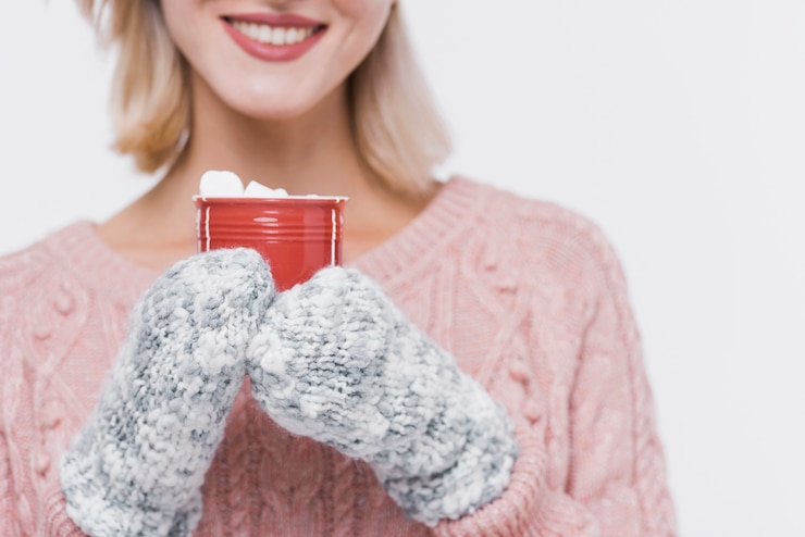 Free Photo close-up young girl holding a mug