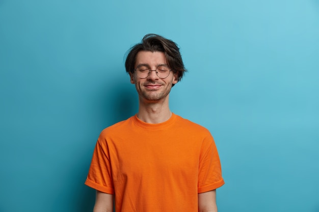 Free photo close up on young handsome man isolated