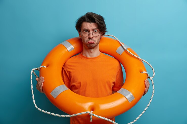 無料Photo 孤立した若いハンサムな男にクローズアップ