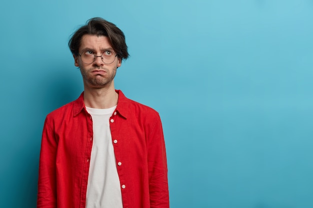 Free photo close up on young handsome man isolated