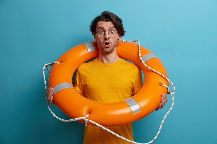 無料Photo 孤立した若いハンサムな男にクローズアップ