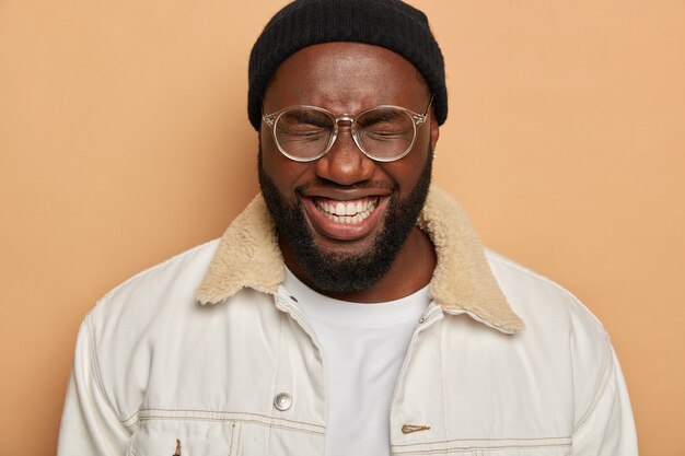 Free photo close up on young handsome man isolated